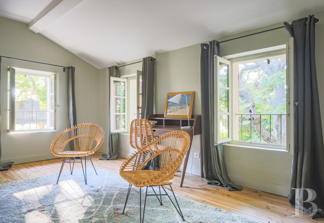 Dans le Vaucluse, au sud-est de Cairanne, une maison dédiée à la villégiature au cœur d’un domaine viticole  - photo  n°8